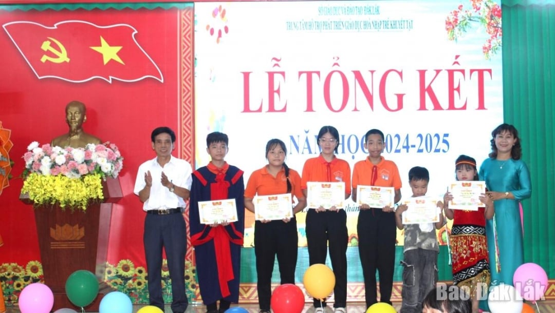 Giám đốc Trung tâm Phạm Thị Tuyết và đại diện Sở GD&ĐT tỉnh trao Giấy khen cho các tập thể lớp đạt thành tích cao tại năm học 2024 - 2025.