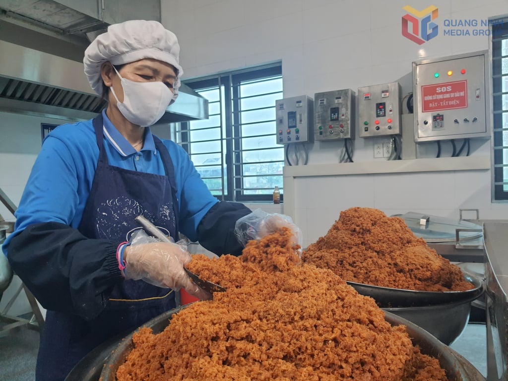 Workers at Long Thuong shrimp paste facility (Quang Yen town) returned to production after repairing infrastructure damaged by storm No. 3 Yagi.