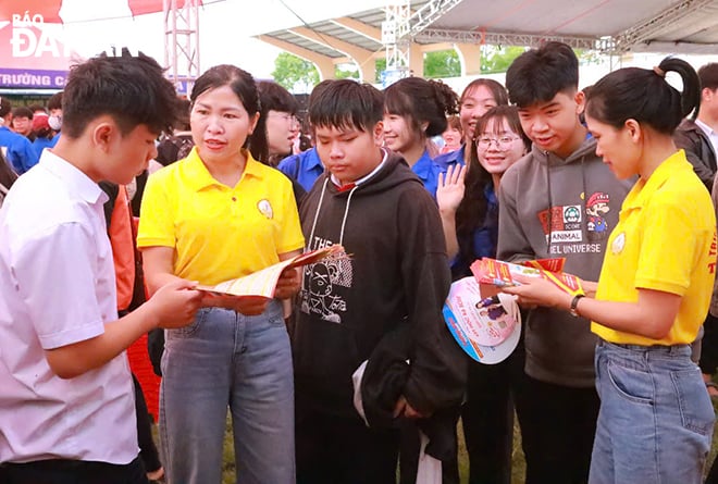 Tư vấn hướng nghiệp cho học sinh tại một trường THPT trên địa bàn thành phố Đà Nẵng.