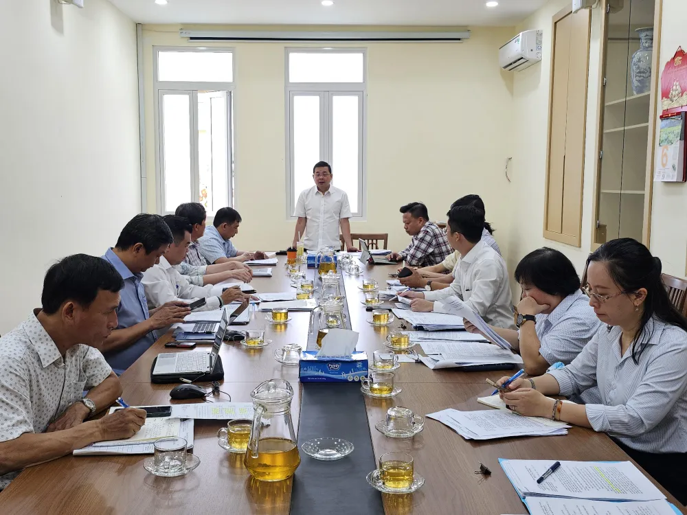 Director of the Department of Agriculture and Environment Nguyen Toan Thang worked directly with businesses to remove obstacles in the process of granting Certificates at housing projects.