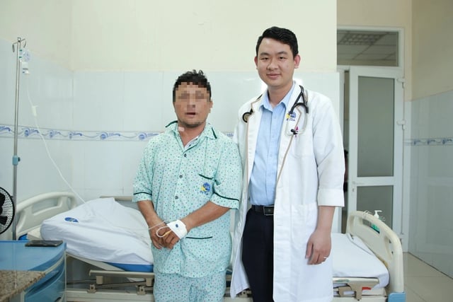 Trưa nắng, đang bốc hàng thì người tài xế rơi vào hôn mê - Ảnh 1.