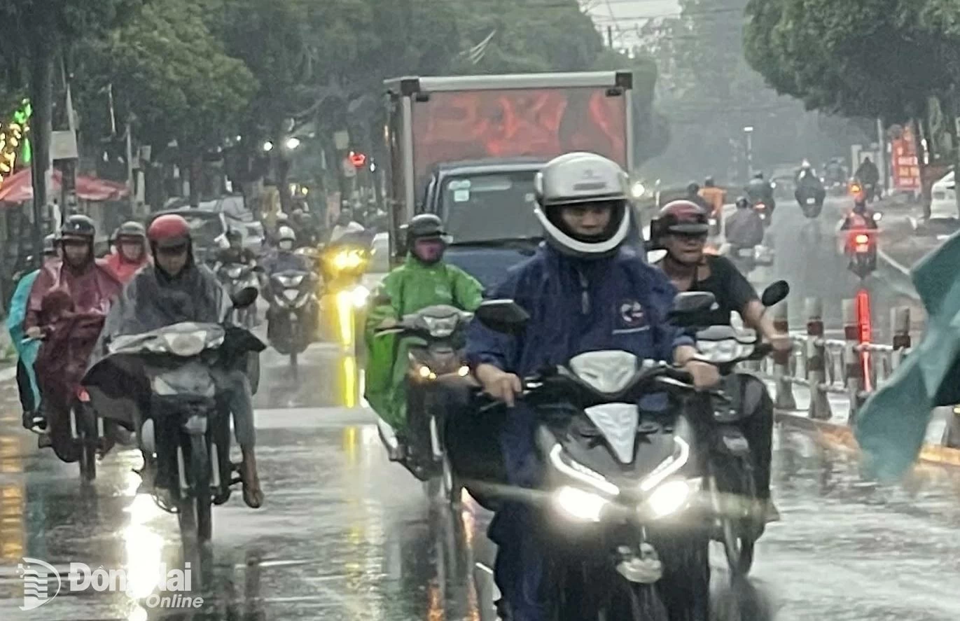 Liên tiếp trong mấy ngày qua tại thành phố Biên Hòa thường có mưa vào buổi chiều tối. Trong ảnh: Người dân di chuyển trên đường Nguyễn Ái Quốc (thành phố Biên Hòa). Ảnh: Lê Duy