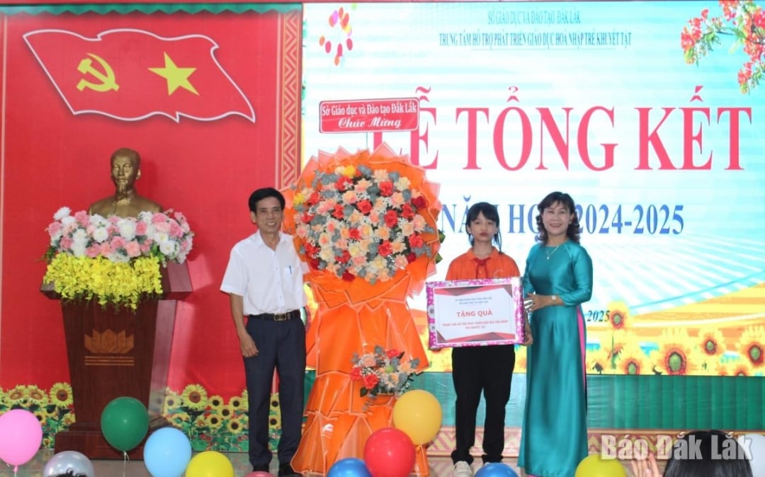 Đại diện Sở giáo dục và Đào tạo tặng quà chúc mừng buổi lễ.