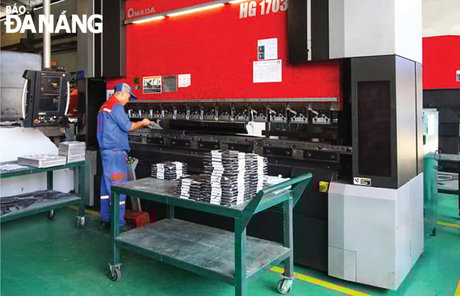 Production activities at Huynh Duc Trading - Service and Production Company Limited (Lien Chieu District). Photo: MAI QUE
