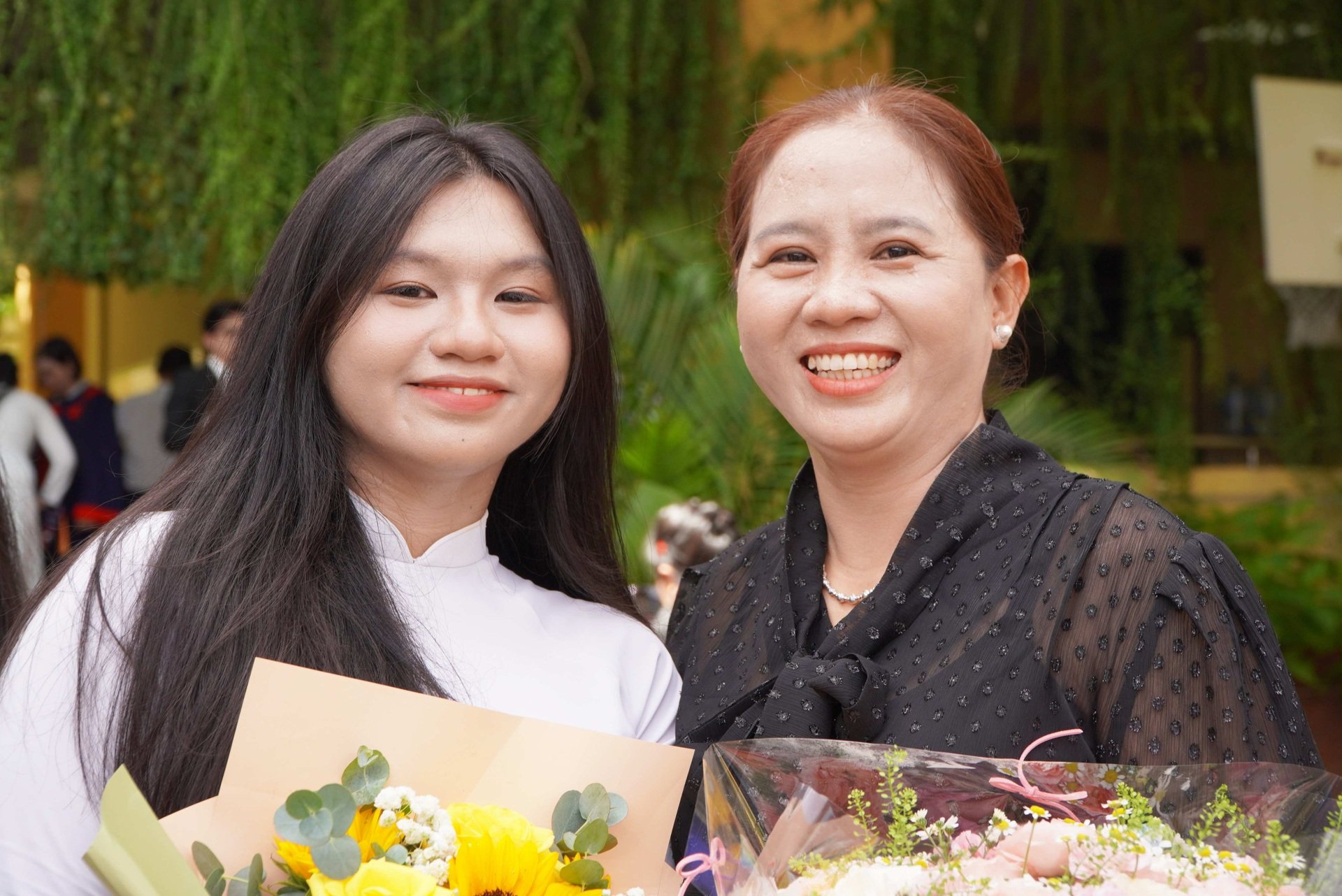 Nữ sinh lớp 12 bật khóc trong lễ tri ân: Em không muốn đơn độc nữa... - 18