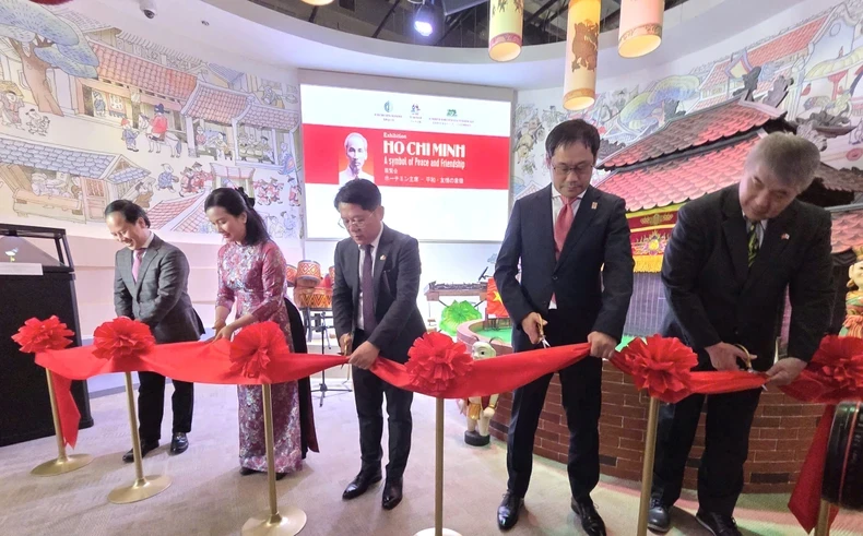 Les délégués coupent le ruban pour inaugurer l’exposition.