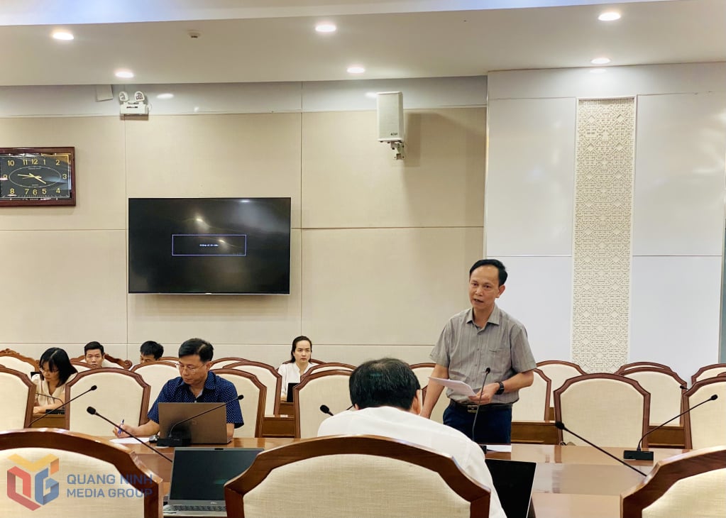 ថ្នាក់ដឹកនាំក្រុង Quang Yen បានរាយការណ៍អំពីវឌ្ឍនភាពនៃការផ្តល់អាជ្ញាប័ណ្ណ និងប្រគល់តំបន់សមុទ្រក្នុងតំបន់។