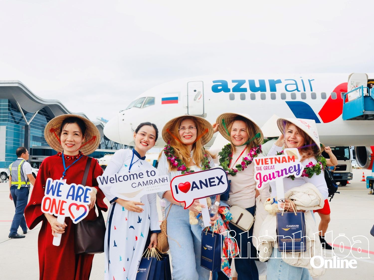 តំណាងក្រុមហ៊ុន Anex Vietnam Trading and Tourism Company Limited ស្វាគមន៍ភ្ញៀវរុស្ស៊ីមកកាន់ Khanh Hoa
