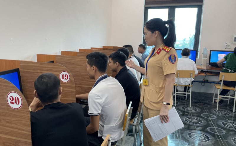 La policía de Quang Ninh examinará a más de 11.000 estudiantes de conducción de automóviles en 2025 -0