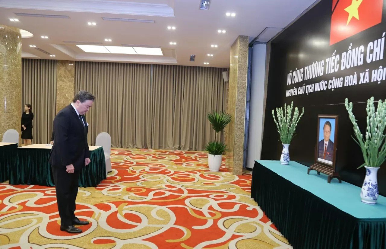 Đại sứ Hoa Kỳ tại Việt Nam Marc E. Knapper đến kính viếng nguyên Chủ tịch nước Trần Đức Lương. (Ảnh: Báo Thế giới và Việt Nam)