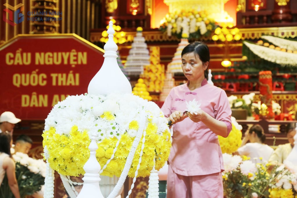 Hàng nghìn bông hoa thơm được lựa chọn dâng phật, trang trí tạo hình công phu do chính tay các nghệ nhân và tình nguyện viên thực hiện trong không gian thanh tịnh.
