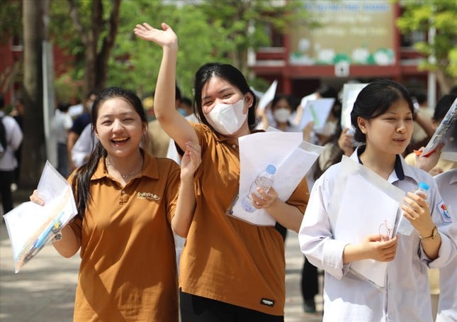 តើ​ការ​ប្រឡង​សញ្ញាបត្រ​មធ្យម​សិក្សា​ទុតិយភូមិ​ត្រូវ​ប្រគល់​ឲ្យ​តាម​មូលដ្ឋាន​ឬ​ទេ? រូបថត ១