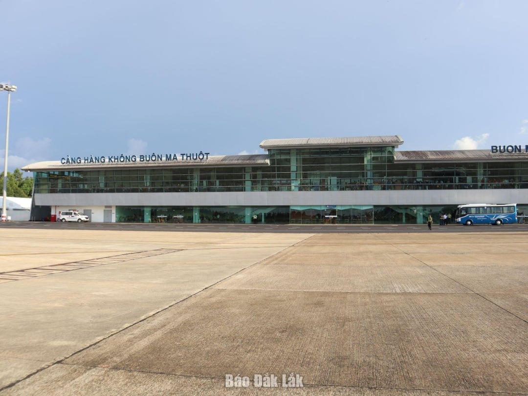 Những năm gần đây, mỗi năm Cảng hàng không Buôn Ma Thuột đón từ 1,4 đến 1,5 triệu hành khách.