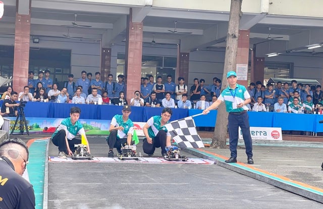 Nghẹt thở với cuộc đua ô tô mô hình, nhiều 
