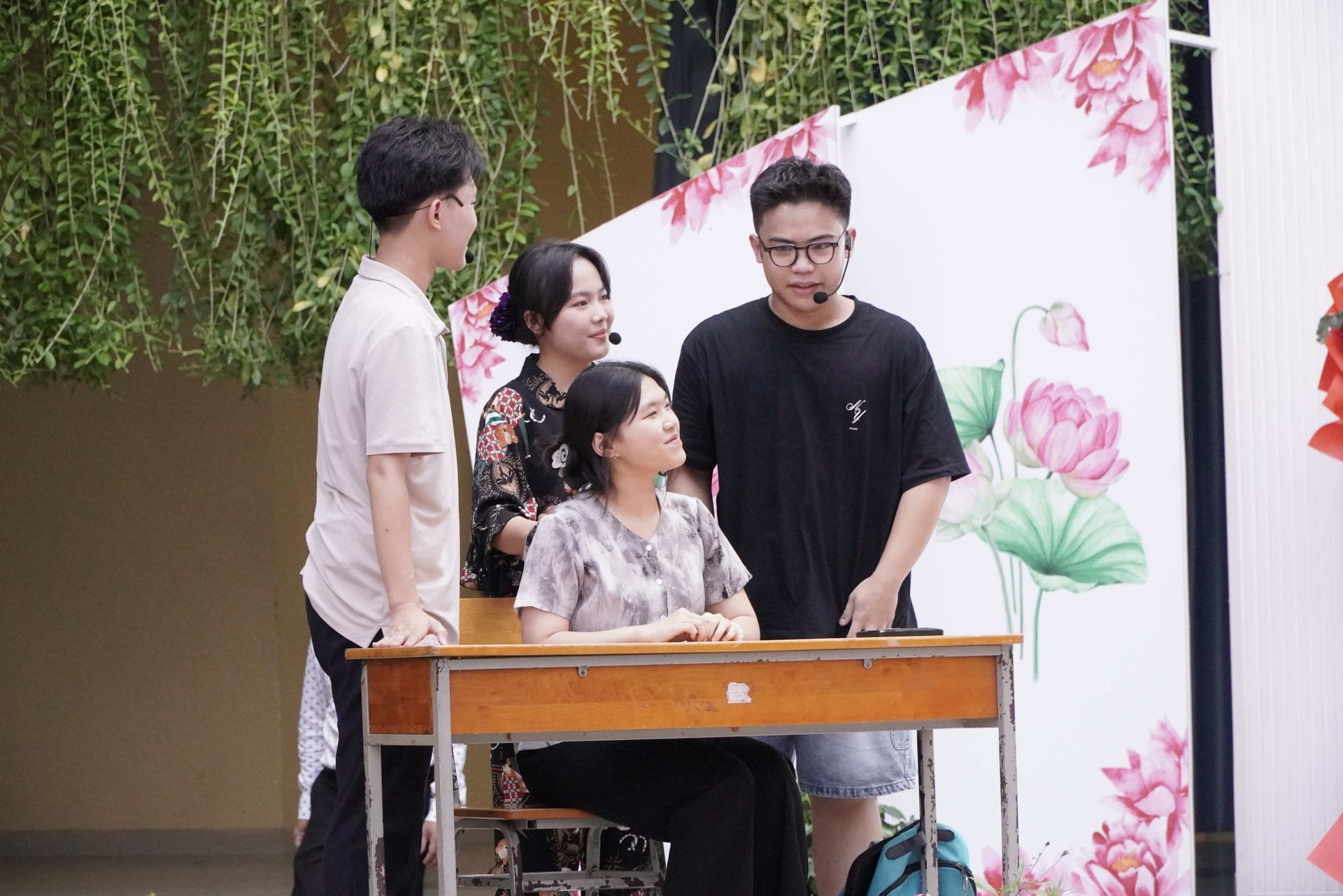 Nữ sinh lớp 12 bật khóc trong lễ tri ân: Em không muốn đơn độc nữa... - 8