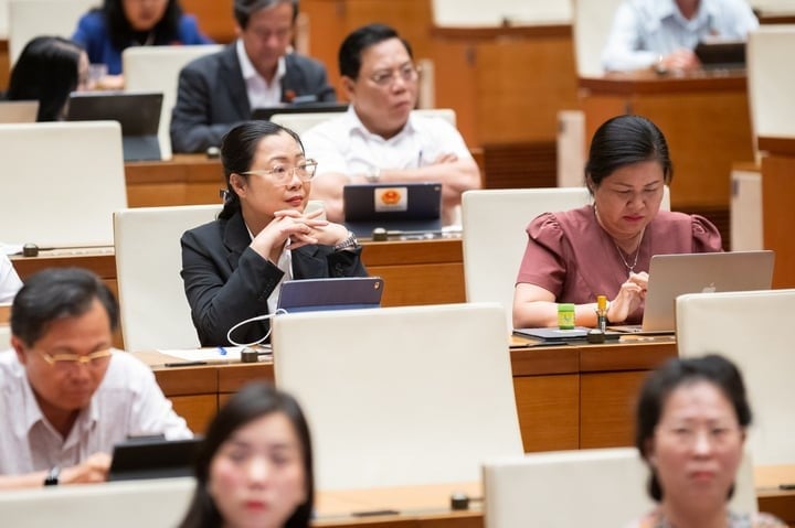 Các đại biểu lắng nghe các ý kiến góp ý cho dự thảo.