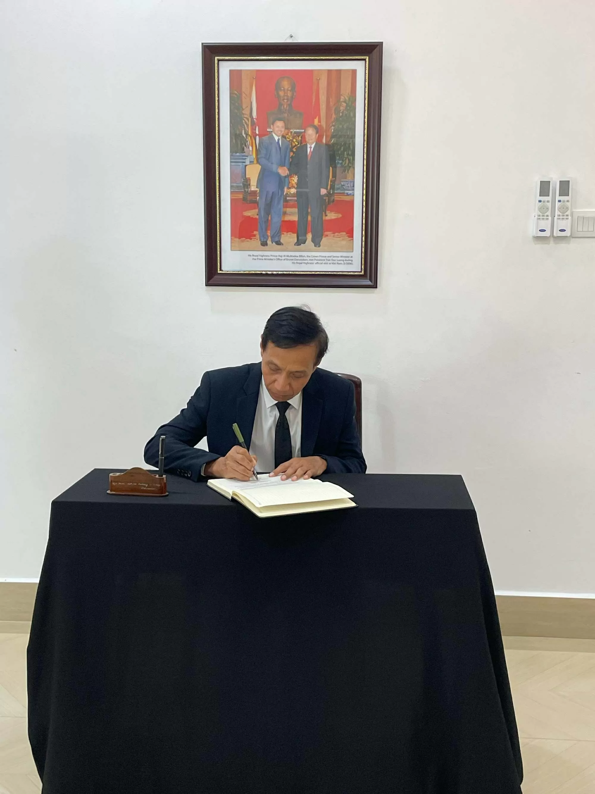 Đại sứ Campuchia tại Brunei Darussalam Chey Ratha ghi sổ tang nguyên Chủ tịch nước Trần Đức Lương
