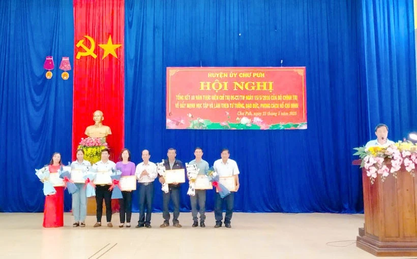 Chu Puh rewards 17 outstanding collectives and individuals for studying and following Uncle Ho's example