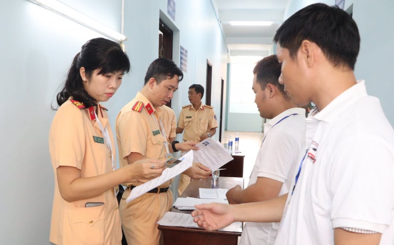 La policía local organiza exámenes de conducir para miles de estudiantes en 2025 -0