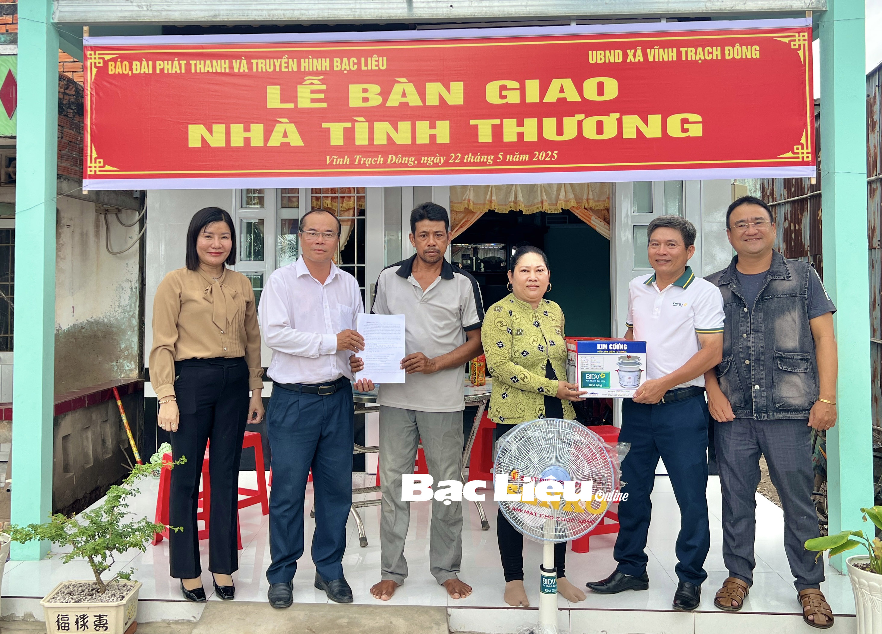 หนังสือพิมพ์และสถานีวิทยุโทรทัศน์บั๊กเลียว มอบบ้านการกุศล 3 หลังให้แก่ครัวเรือนยากจนในตำบลวินห์ทรัคดง