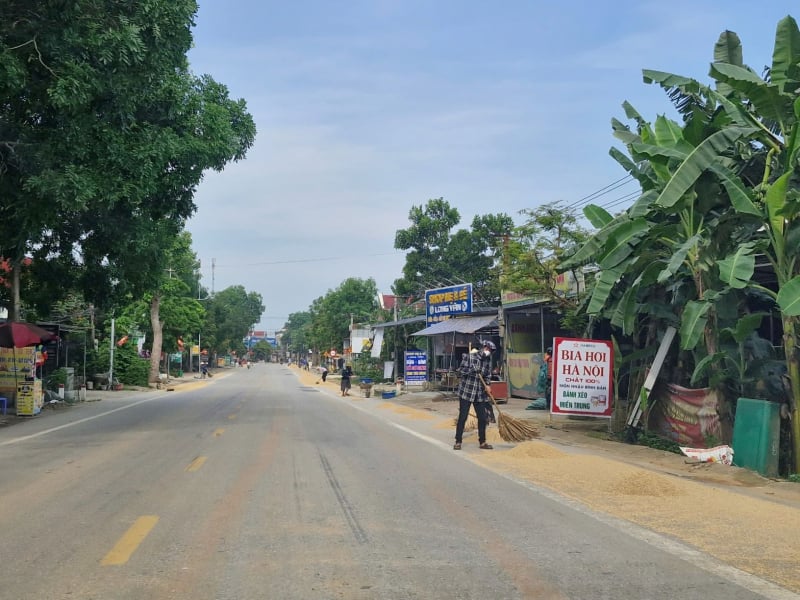 ផ្លូវ​ក្លាយ​ជា​កន្លែង​សម្ងួត​ស្រូវ -0