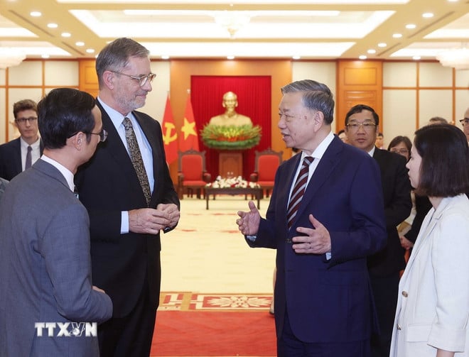 ttxvn-tong-bi-thu-to-lam-tiep-dai-su-cong-hoa-phap-3.jpg