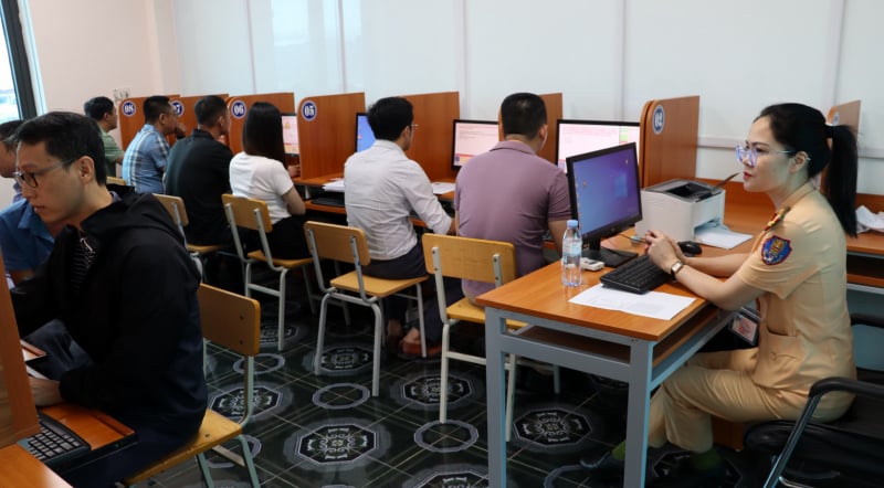La policía de Quang Ninh examinará a más de 11.000 estudiantes de conducción de automóviles en 2025 -0