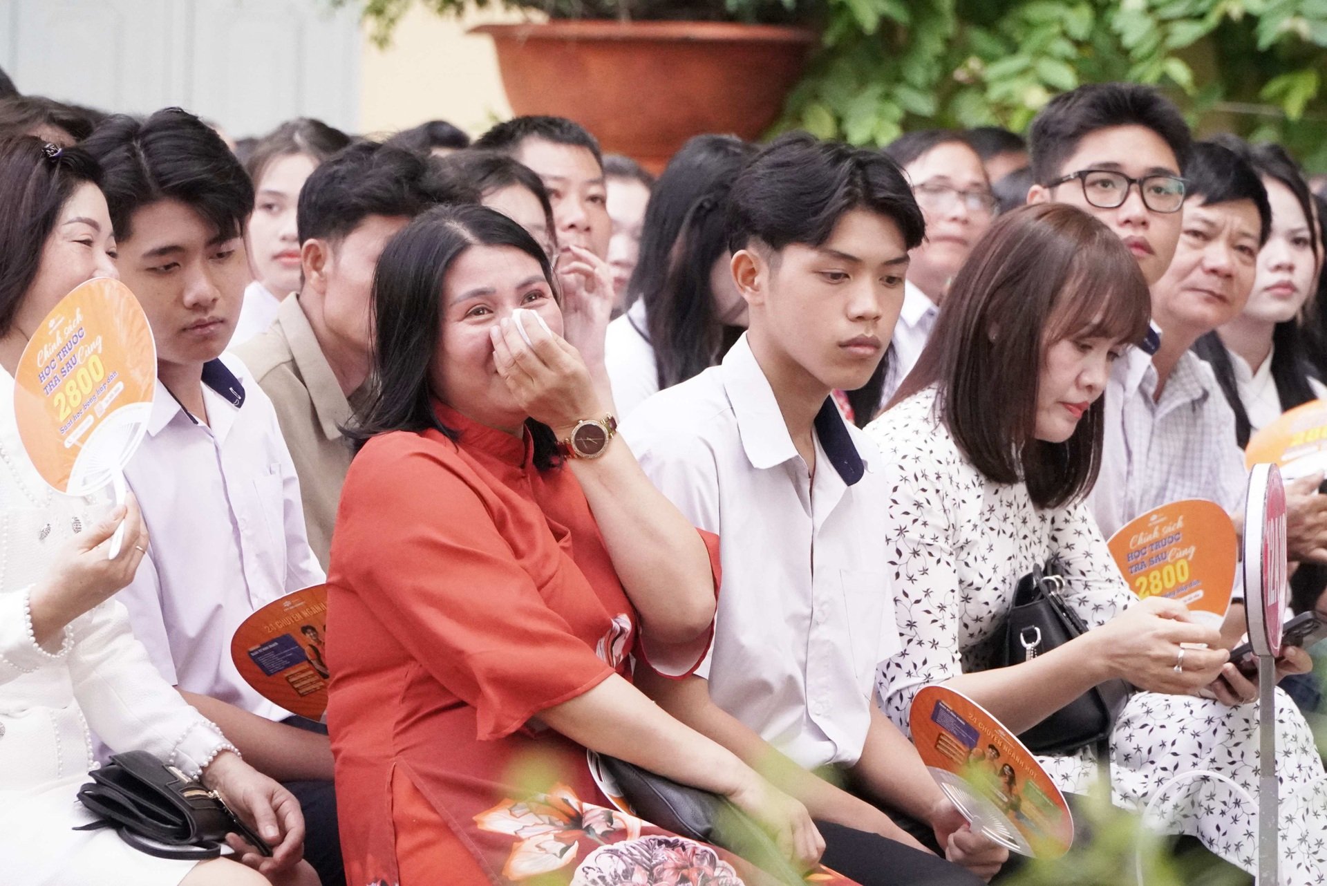 Nữ sinh lớp 12 bật khóc trong lễ tri ân: Em không muốn đơn độc nữa... - 4
