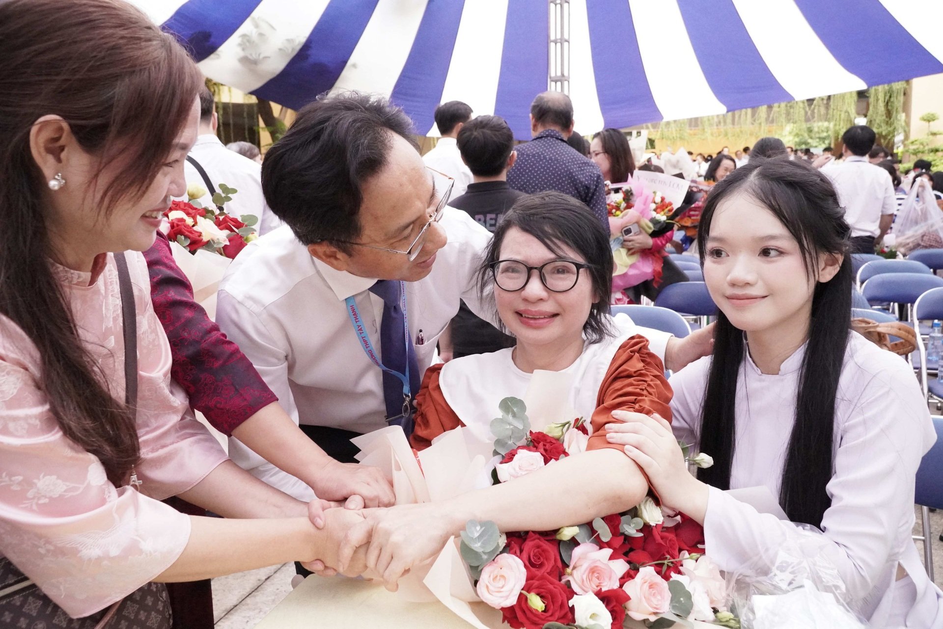 Nữ sinh lớp 12 bật khóc trong lễ tri ân: Em không muốn đơn độc nữa... - 2