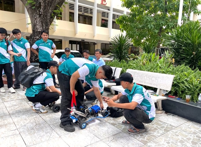 Nghẹt thở với cuộc đua ô tô mô hình, nhiều 