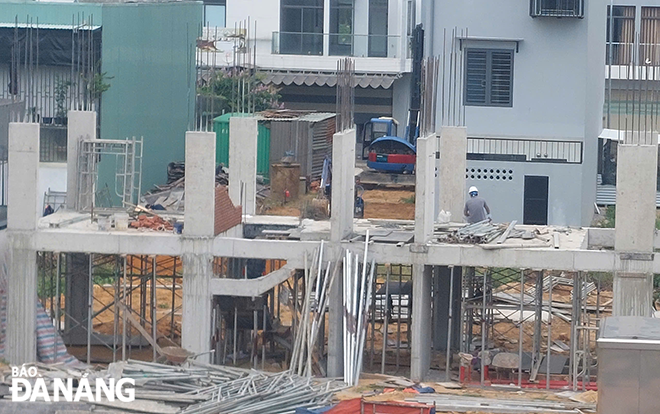 Giá vật liệu xây dựng tăng cao khiến nhiều công trình buộc phải giãn tiến độ. TRONG ẢNH: Công trình xây dựng trên địa bàn phường Hòa Minh, quận Liên Chiểu. Ảnh: TRỌNG HÙNG