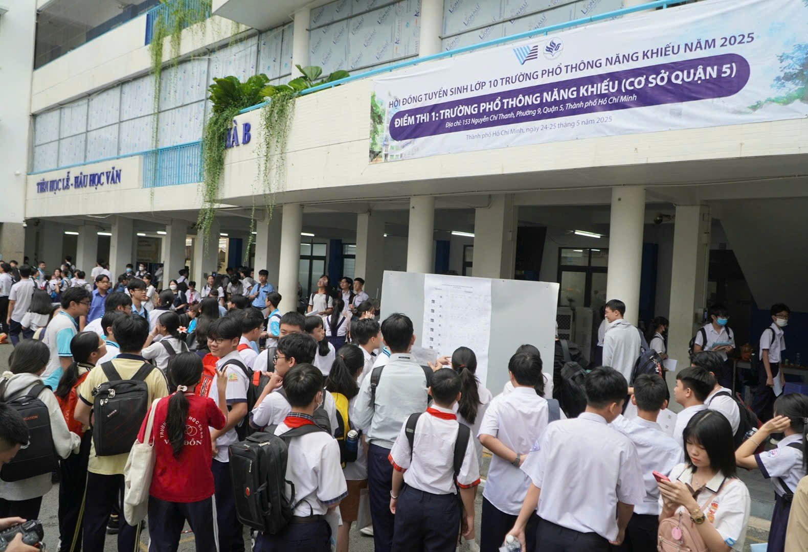 Hàng nghìn học sinh tranh suất vào trường chuyên tốp đầu TPHCM ảnh 1