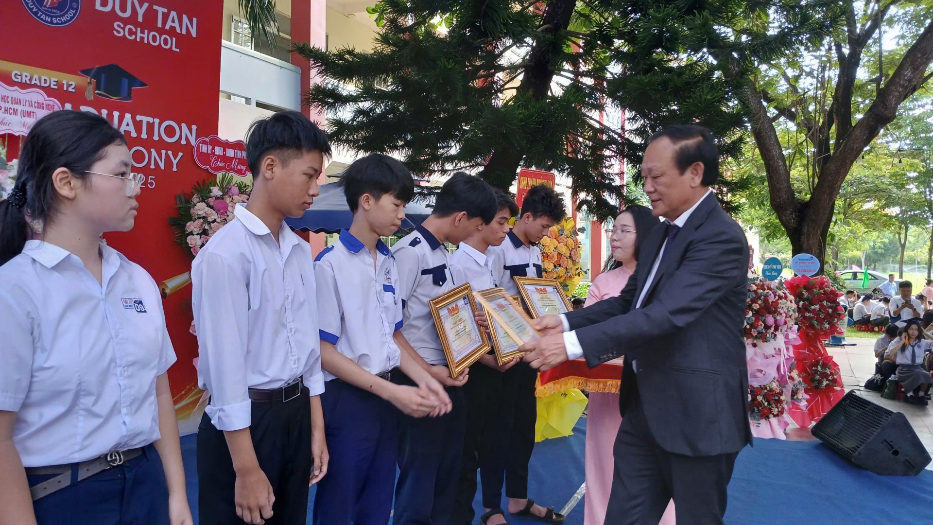 Dr. Huynh Ba Lan, Vorsitzender des Duy Tan High School Board, zeichnete herausragende Schüler aus. Foto: HIEU TRUNG
