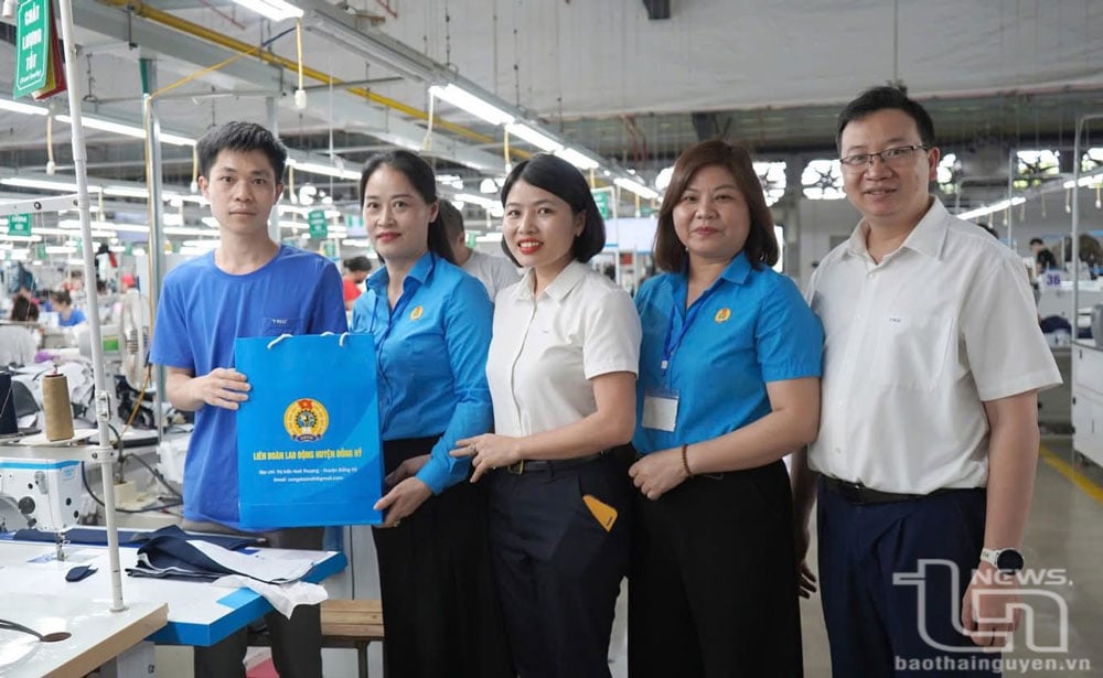 Liên đoàn Lao động huyện Đồng Hỷ tặng quà đoàn viên có hoàn cảnh khó khăn tại Chi nhánh may Đồng Hỷ - Công ty CP Đầu tư và Thương mại TNG.