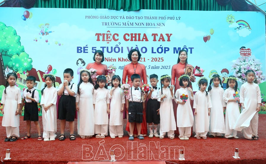Hoa Sen Kindergarten held a farewell ceremony for 5-year-old students completing the preschool education program.