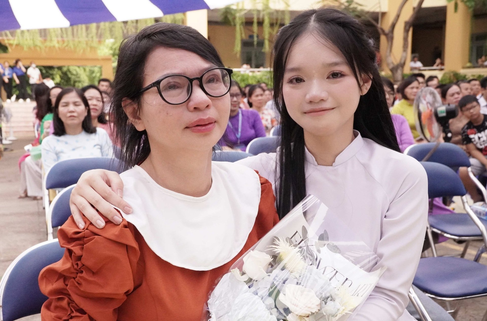 Nữ sinh lớp 12 bật khóc trong lễ tri ân: Em không muốn đơn độc nữa... - 3