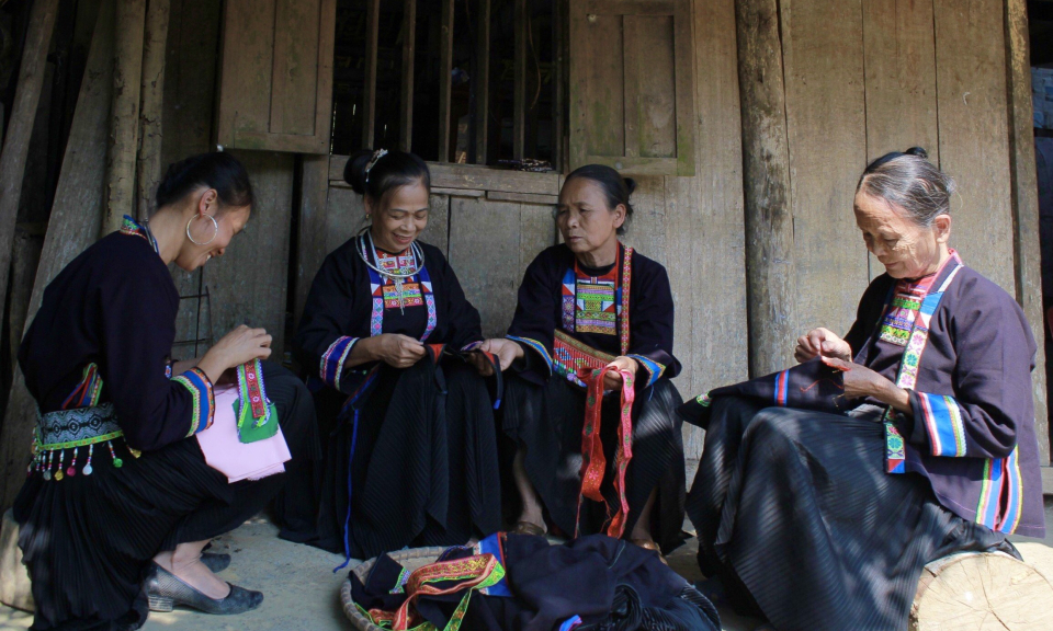 Black Mong ethnic costumes - Cao Bang electronic newspaper