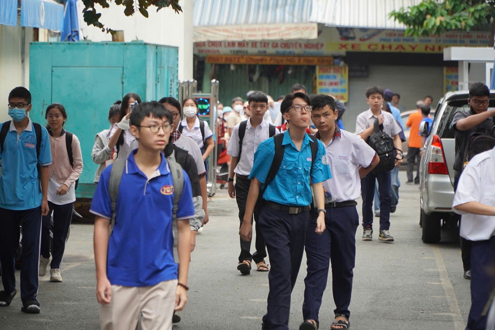 Hàng nghìn học sinh tranh suất vào trường chuyên tốp đầu TPHCM ảnh 2