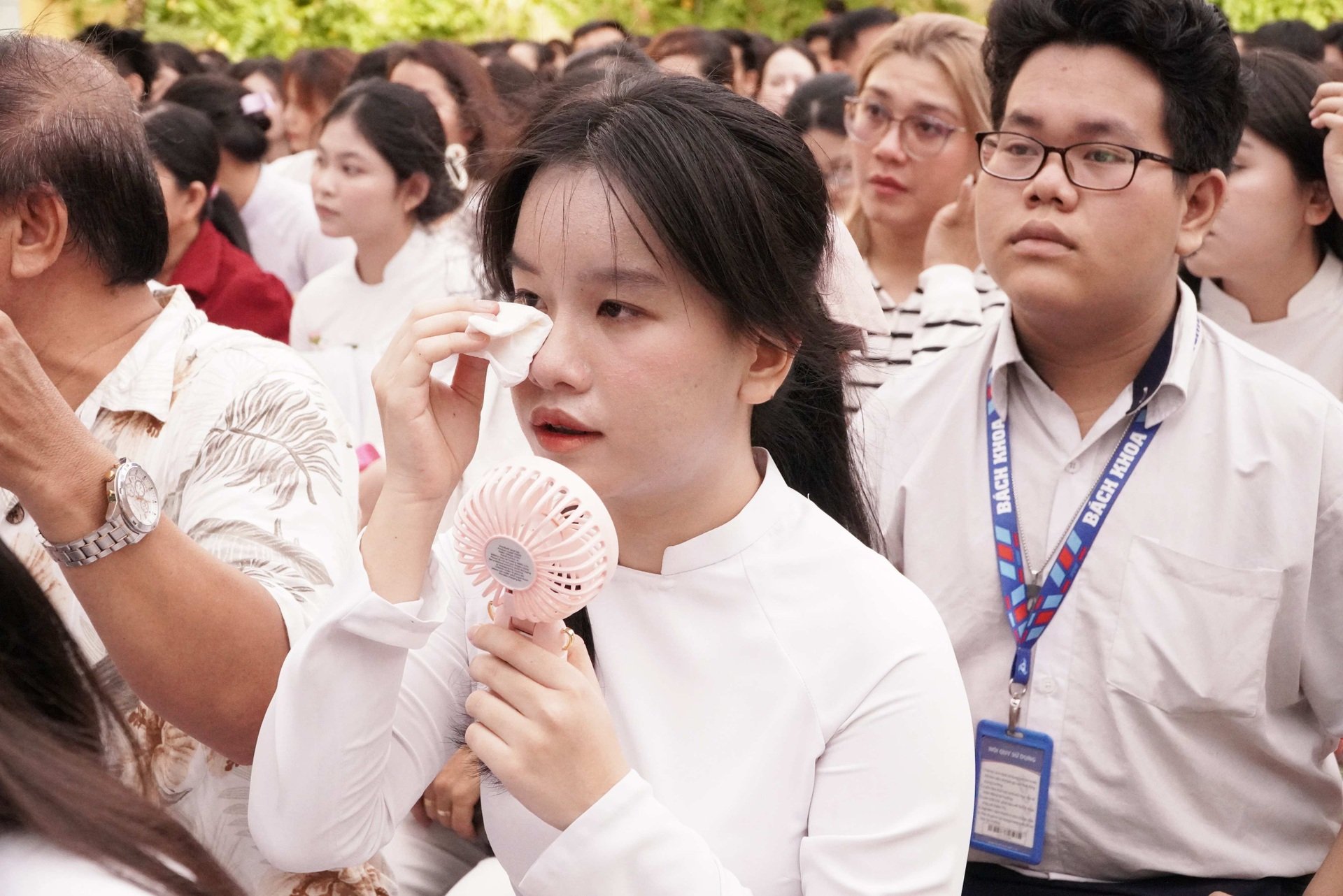 Nữ sinh lớp 12 bật khóc trong lễ tri ân: Em không muốn đơn độc nữa... - 6