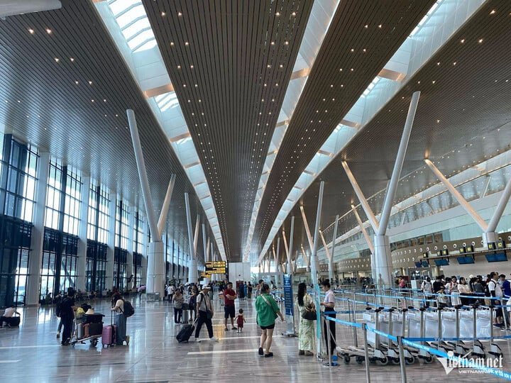 Khu vực xảy ra dột nước tại nhà ga T3 sân bay Tân Sơn Nhất. (Ảnh: Tuấn Kiệt)