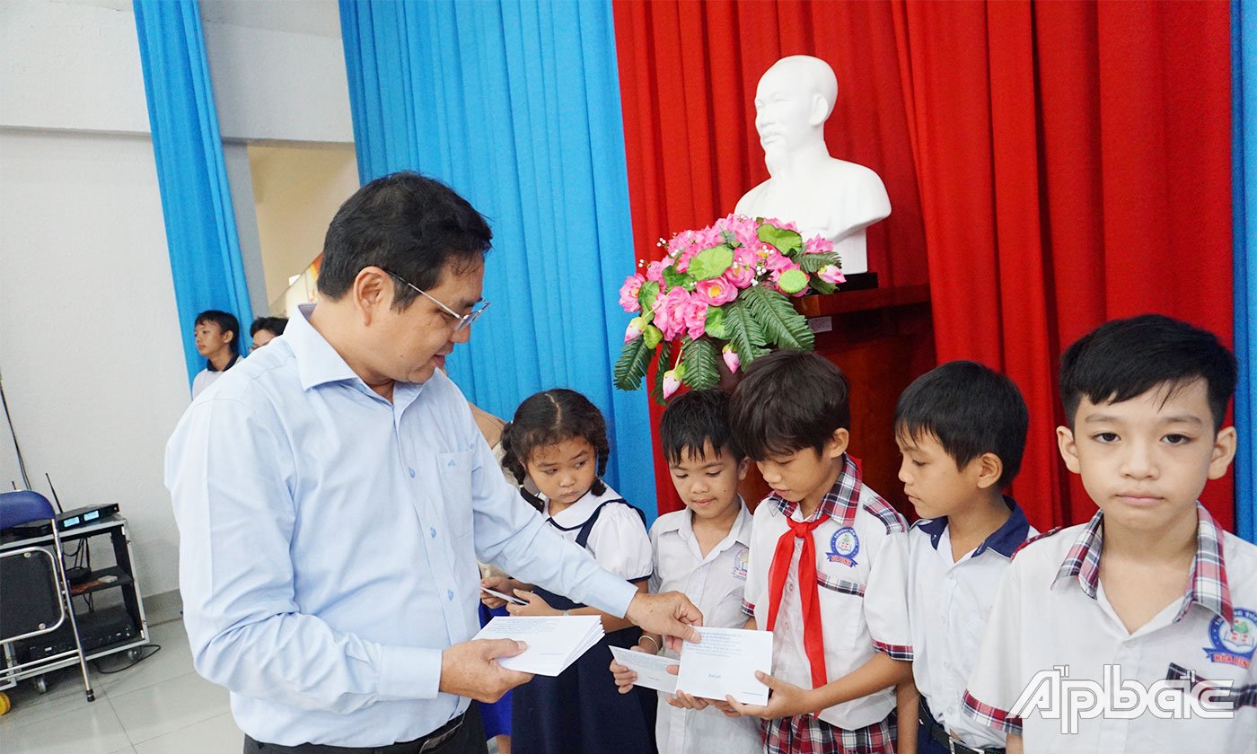 Ban Tổ chức trao học bổng cho các em học sinh khuyết tật, mồ côi. 