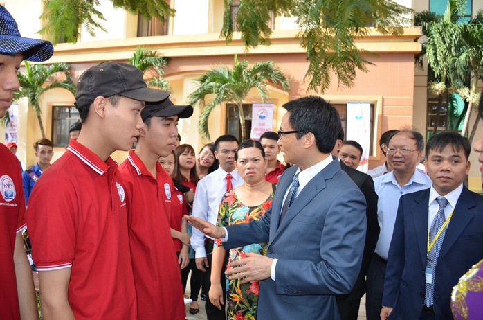  En la mañana del 18 de noviembre, el viceprimer ministro Vu Duc Dam asistió a la ceremonia de apertura y celebró el Día de los Maestros Vietnamitas, el 20 de noviembre, en el Colegio Industrial II (HCMC), hablando con profesores y estudiantes de la escuela. Foto: Dang Trinh 