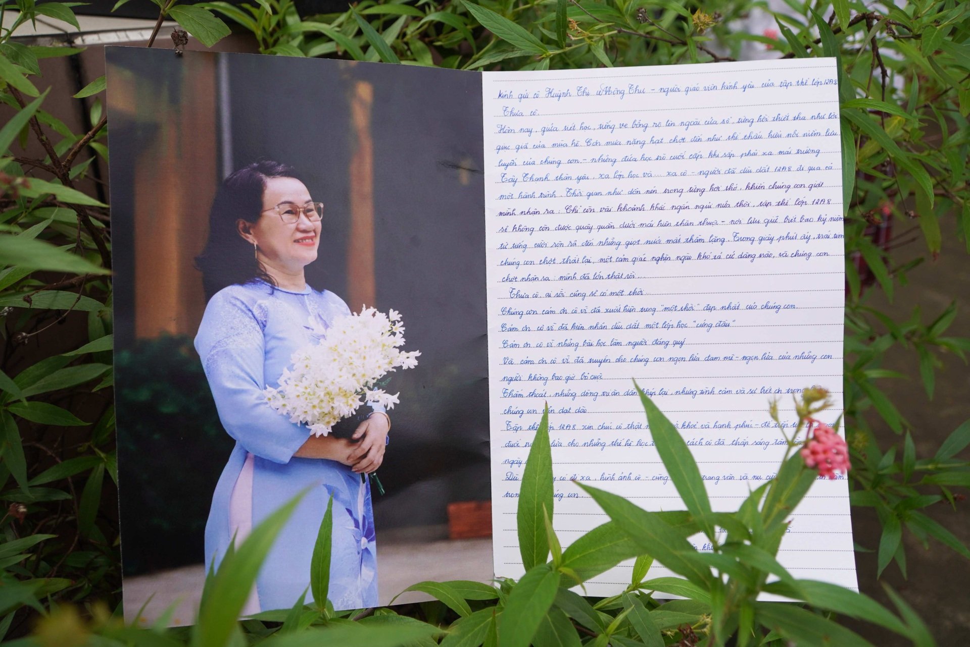 Nữ sinh lớp 12 bật khóc trong lễ tri ân: Em không muốn đơn độc nữa... - 16