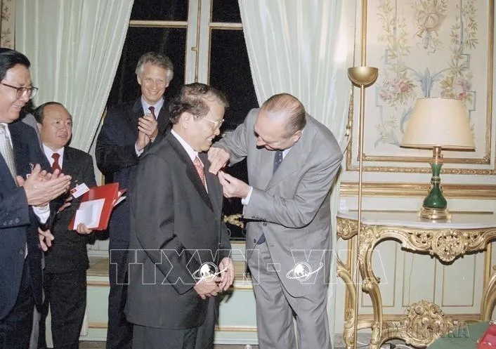 ប្រធានាធិបតីបារាំង Jacques Chirac ប្រគល់កងកិត្តិយសជូនប្រធានាធិបតី Tran Duc Luong។ រូបថត៖ VNA