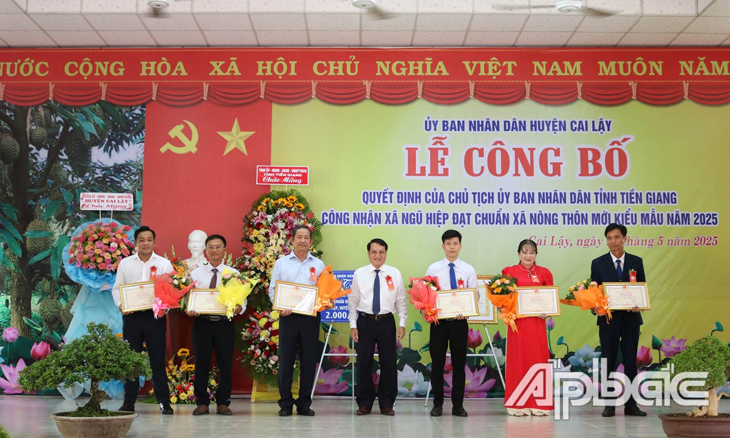 Ông Phạm Văn Trọng, Tỉnh ủy viên, Phó Chủ tịch UBND tỉnh Tiền Giang Trao bằng khen của UBND tỉnh cho các cá nhân