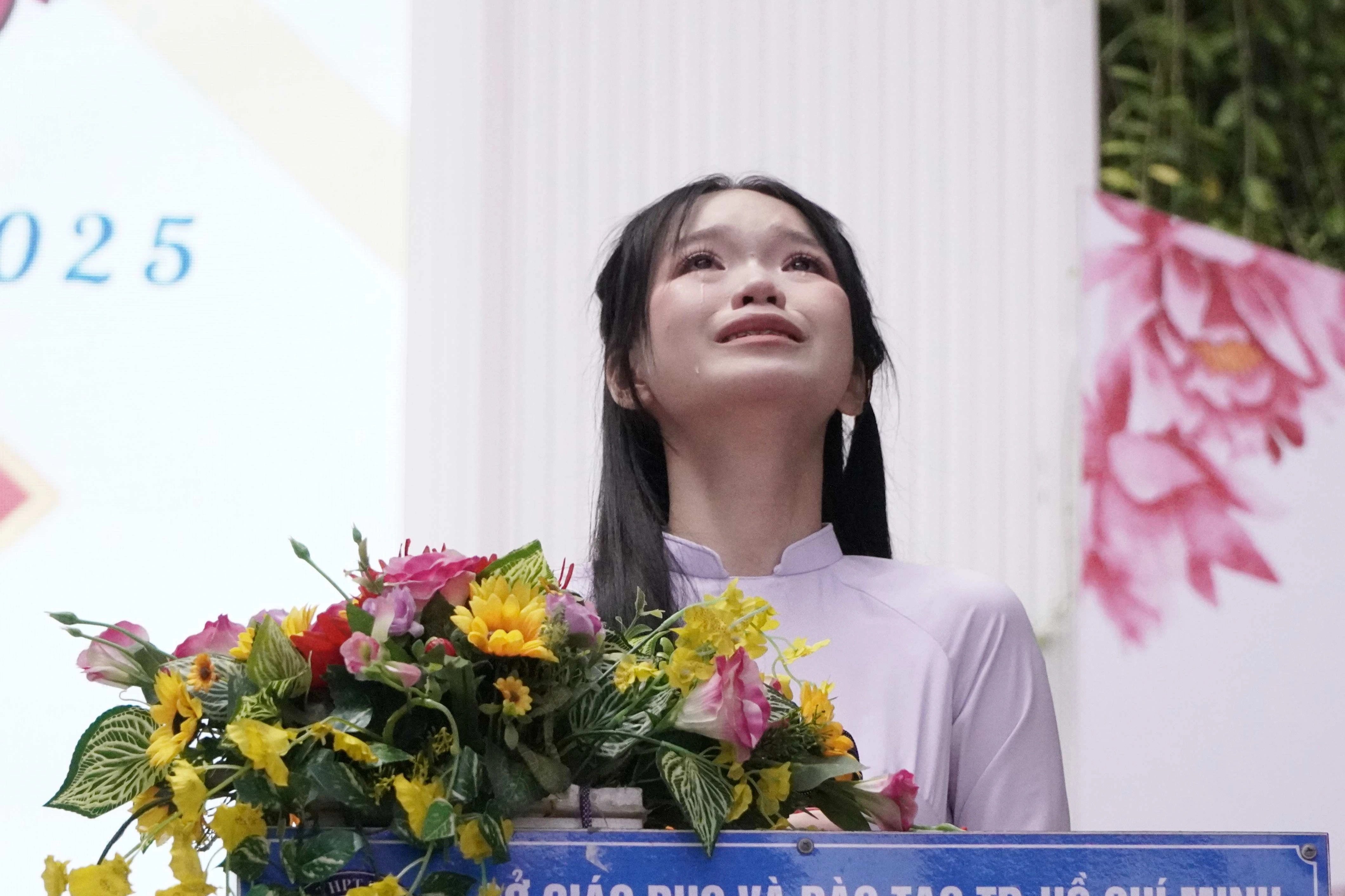 Nữ sinh lớp 12 bật khóc trong lễ tri ân: Em không muốn đơn độc nữa... - 1