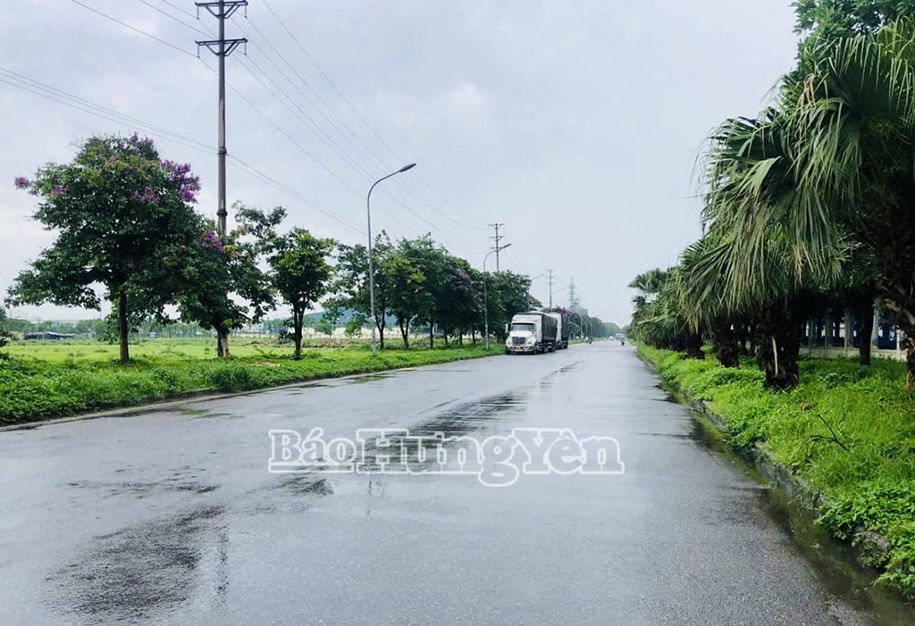 Ngày 25/4, khu vực Hưng Yên có mưa rào, cục bộ có mưa to và rải rác có dông, trời chuyển mát(Trong ảnh: Một tuyến đường tại Khu Công nghiệp Phố Nối A, thuộc địa  phận huyện Văn Lâm)