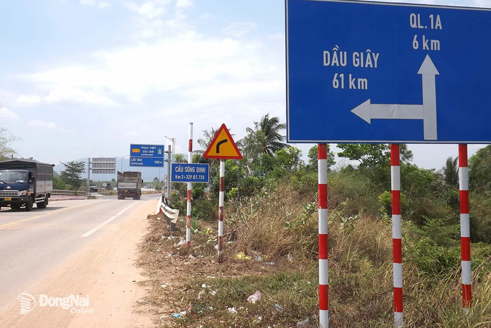 ផ្លាកសញ្ញាចរាចរណ៍ ពីផ្លូវលេខ 55 ឆ្ពោះទៅ ផាន់ធីត - ឌួ យ៉ាយ អ៊ិចប្រេស។ រូបថត៖ V.Phong