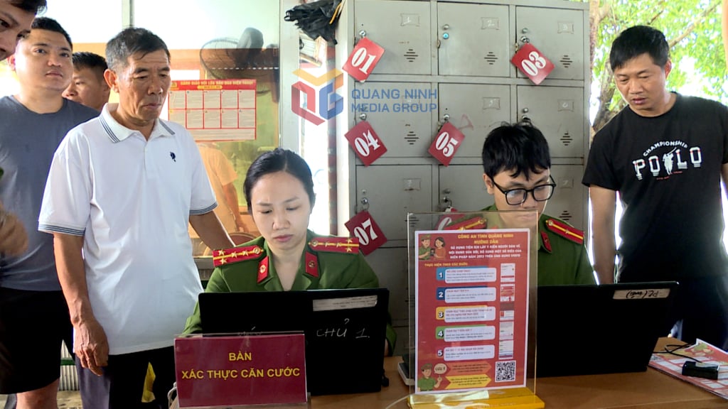 เจ้าหน้าที่กรมบริหารจัดการระเบียบสังคม (ตำรวจภูธร) ให้การสนับสนุนผู้สมัครในการลงทะเบียนบัญชีระบุตัวตนระดับ 2 บน VNeID