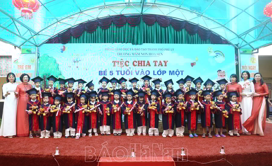 Hoa Sen Kindergarten held a farewell ceremony for 5-year-old students completing the preschool education program.